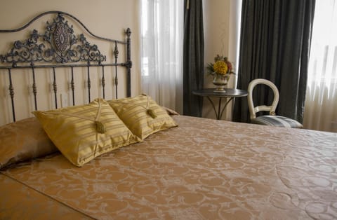 Single Room | In-room safe, desk, iron/ironing board, free WiFi