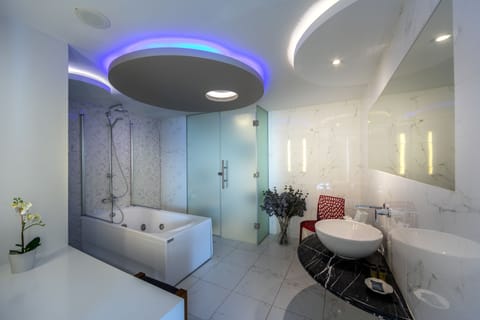 Grand Suite, Sea View (Outdoor Tub) | Bathroom | Combined shower/tub, rainfall showerhead, free toiletries, hair dryer