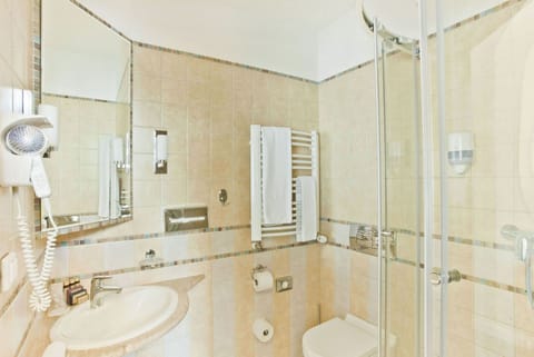 Combined shower/tub, free toiletries, hair dryer, towels