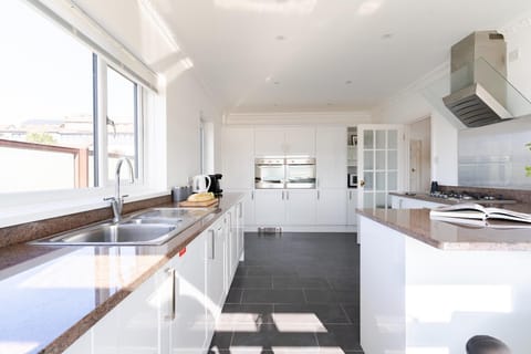 Kitchen at Tide's Edge, Fistral, Cornwall, self catering with Beach Retreats.