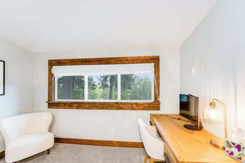 Master Bedroom (Main Level) –desk space