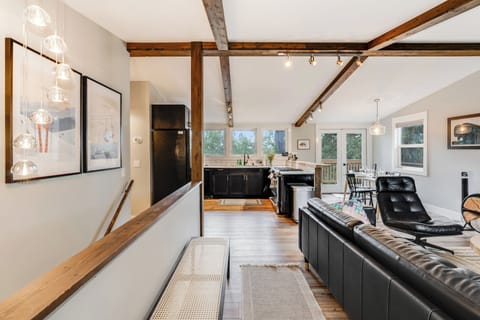 Entry Way and Setting Bench | Main Leven