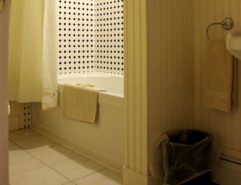 Select Room | Bathroom | Combined shower/tub, towels