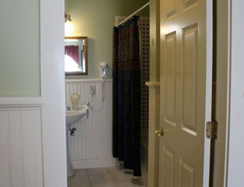 Room (206 Select) | Bathroom | Combined shower/tub, towels