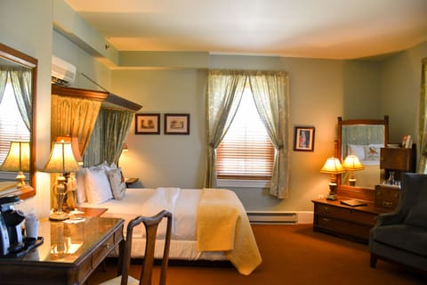 Deluxe Room, 1 Queen Bed | Premium bedding, down comforters, pillowtop beds, individually decorated