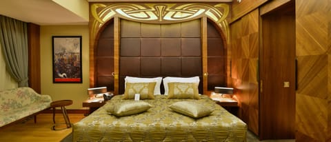 Royal Suite | Premium bedding, down comforters, minibar, in-room safe