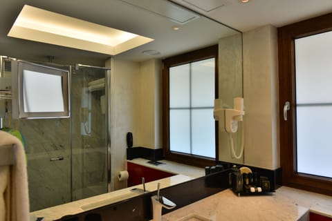 Executive Deluxe King Room | Bathroom | Rainfall showerhead, designer toiletries, hair dryer, slippers