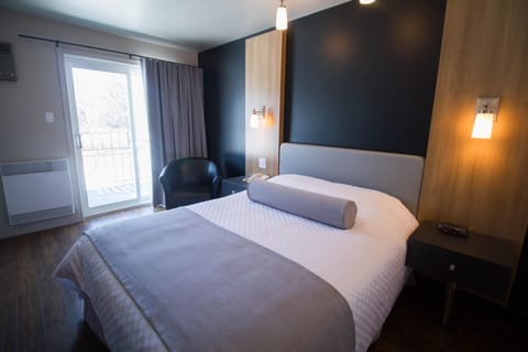 Deluxe Room, River View, front desk is open until 8 PM (Marineau+) | Desk, free WiFi