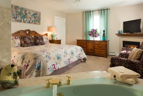 King with Fireplace & Jacuzzi | Hypo-allergenic bedding, iron/ironing board, free WiFi, bed sheets