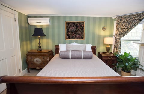 Standard Room, 1 Queen Bed | Individually decorated, individually furnished, iron/ironing board