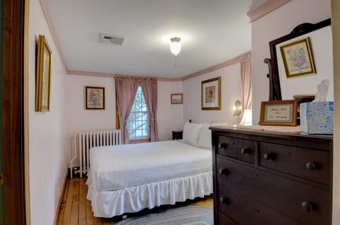 Standard Room, 1 Queen Bed | Frette Italian sheets, premium bedding, iron/ironing board, free WiFi