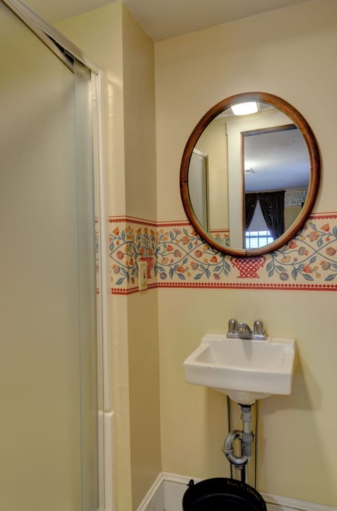 Standard Room, 1 Queen Bed | Bathroom | Shower, towels