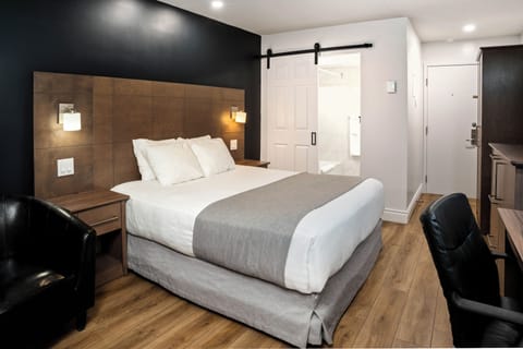 Standard Room, 1 Queen Bed | Minibar, desk, blackout drapes, soundproofing