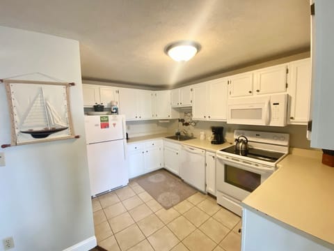 Comfort Apartment, 2 Bedrooms, Non Smoking, 2 Bathrooms | Private kitchen | Fridge, microwave, oven, stovetop