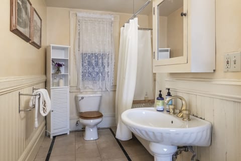 Economy Apartment, Ensuite (Lola Montez Economy Suite) | Bathroom | Designer toiletries, hair dryer, towels, soap