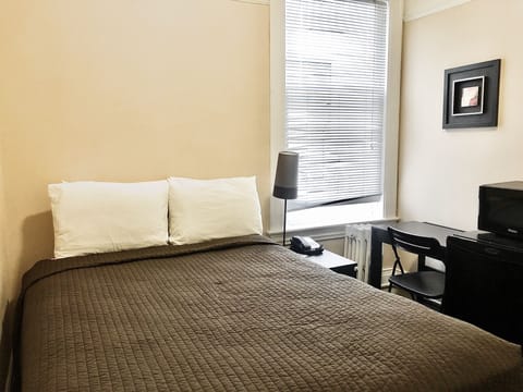 Shared Bathroom in Hallway, 1 Double Bed, Standard Room | Desk, free WiFi, bed sheets