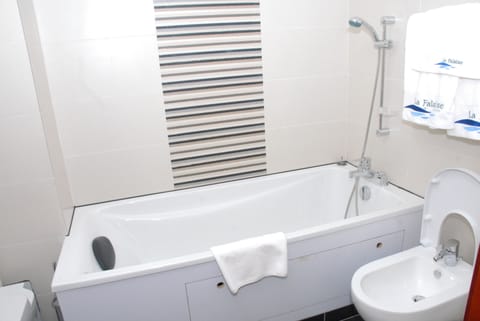 Standard Twin Room | Bathroom | Shower, free toiletries, hair dryer, towels