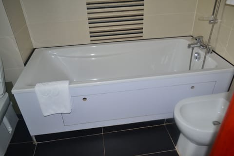 xx | Bathroom | Shower, free toiletries, hair dryer, towels