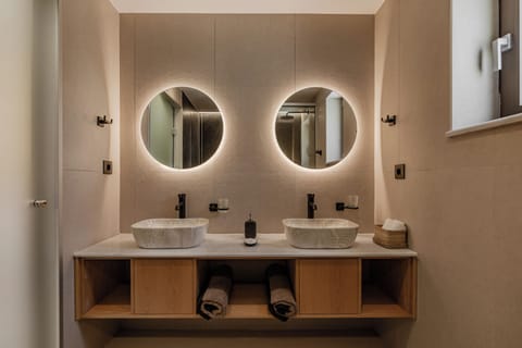 Family Suite | Bathroom | Rainfall showerhead, free toiletries, hair dryer, towels