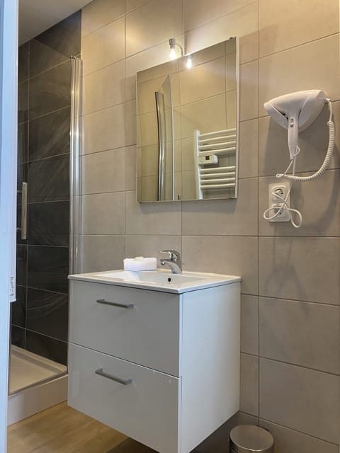 Comfort Double Room, Courtyard View | Bathroom