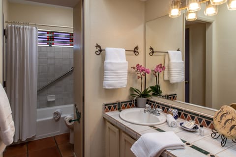 Suite, Kitchen | Bathroom | Shower, free toiletries, hair dryer, bathrobes