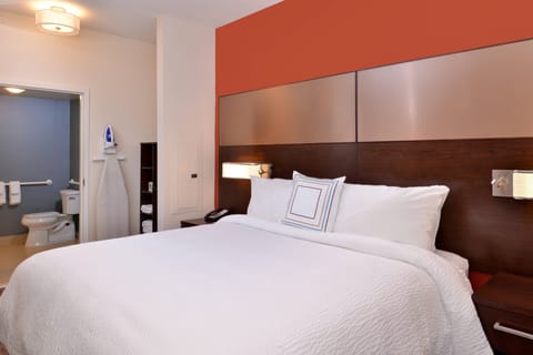 Studio, 1 King Bed | Premium bedding, down comforters, in-room safe, desk