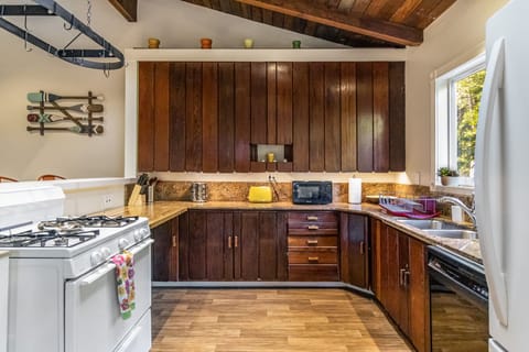 Fully Stocked kitchen