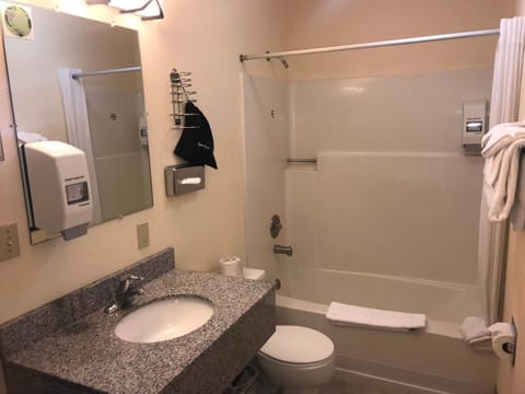 Combined shower/tub, towels