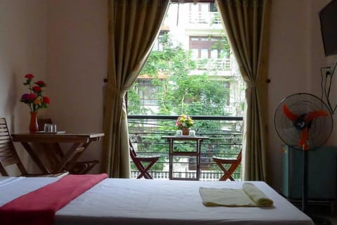 Room, 1 Double Bed | Minibar, desk, blackout drapes, free WiFi