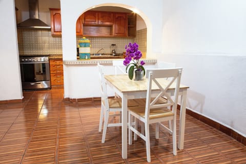 Fridge, oven, blender, cookware/dishes/utensils