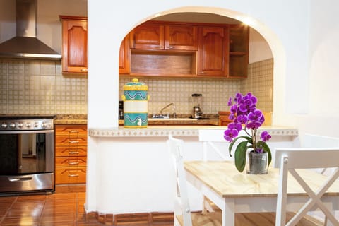 Fridge, oven, blender, cookware/dishes/utensils