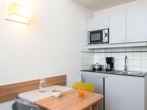 Studio | Private kitchen | Fridge, microwave, stovetop, electric kettle