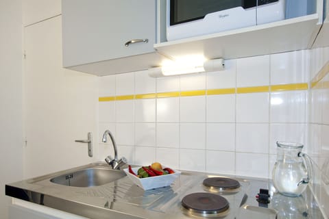 Studio, 1 Double Bed | Private kitchenette | Fridge, microwave, stovetop, coffee/tea maker