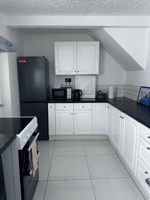House | Private kitchen | Fridge, microwave, oven, stovetop