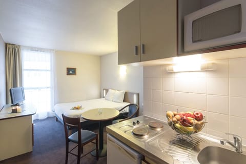 Studio, 1 Double Bed | Private kitchenette | Fridge, microwave, stovetop, coffee/tea maker