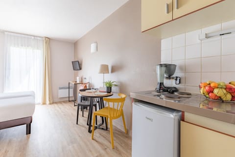 Twin Studio | Private kitchen | Fridge, microwave, stovetop, coffee/tea maker