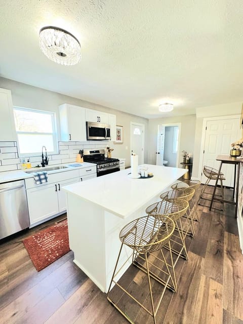 Bar seating for 4 in the kitchen island