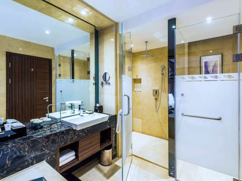 Separate tub and shower, rainfall showerhead, eco-friendly toiletries