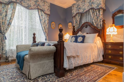 Signature Room, 1 Queen Bed | Individually decorated, individually furnished, soundproofing, free WiFi