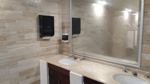 Shower, rainfall showerhead, free toiletries, towels