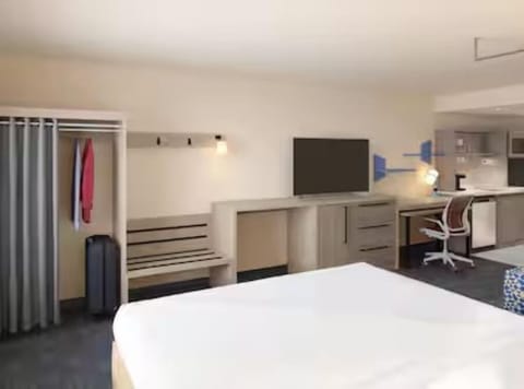 40-inch Smart TV with digital channels, Netflix, streaming services