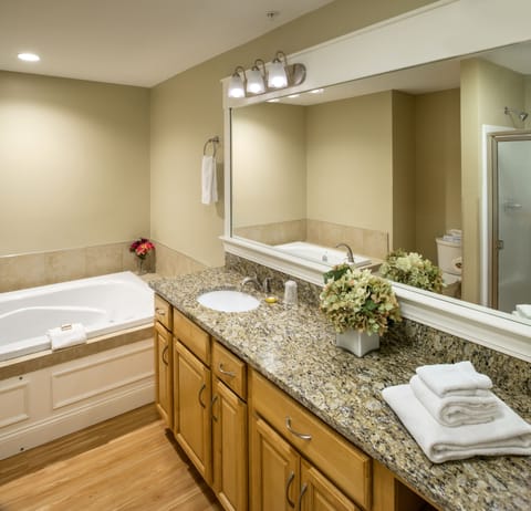 2 Bedroom South Vista Suite | Bathroom | Free toiletries, towels