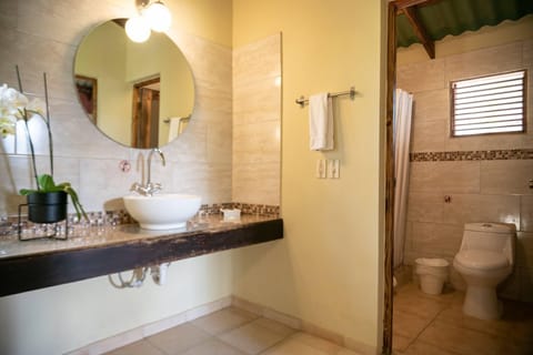 Two Bedroom Villa | Bathroom | Shower, free toiletries, towels, shampoo