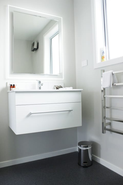 Superior Apartment, 2 Bedrooms | Bathroom | Hair dryer, towels