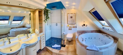 Suite (Whirlpool) | Bathroom | Shower, towels