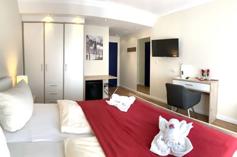 Comfort Double Room | Minibar, in-room safe, desk, soundproofing