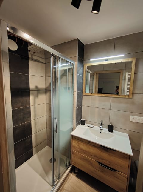 Studio, Non Smoking | Bathroom | Shower, rainfall showerhead, hair dryer, soap
