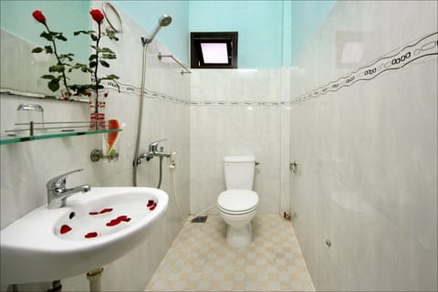 Deluxe Double Room, River View (Double Room ) | Bathroom | Shower, free toiletries, hair dryer, slippers