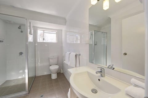 Self Contained Unit | Bathroom | Shower, free toiletries, hair dryer, towels