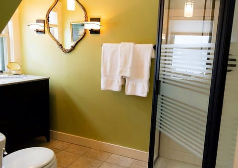 Standard King, 1 King Bed | Bathroom | Shower, free toiletries, towels